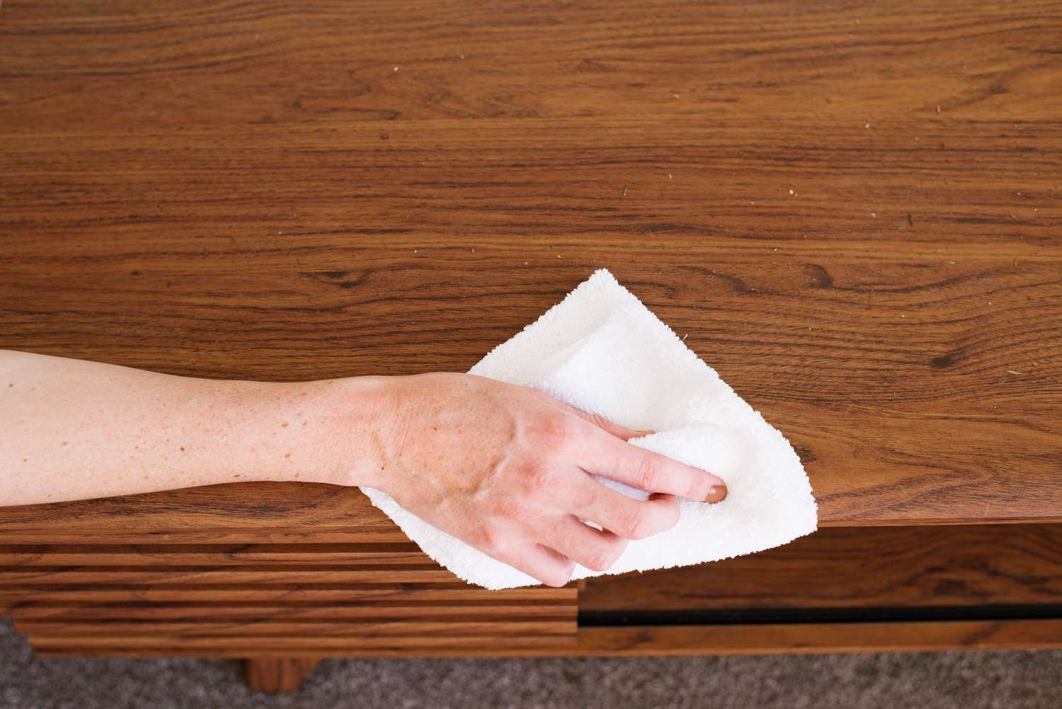 Bí quyết vệ sinh và bảo quản sofa gỗ tự nhiên luôn mới, bền đẹp